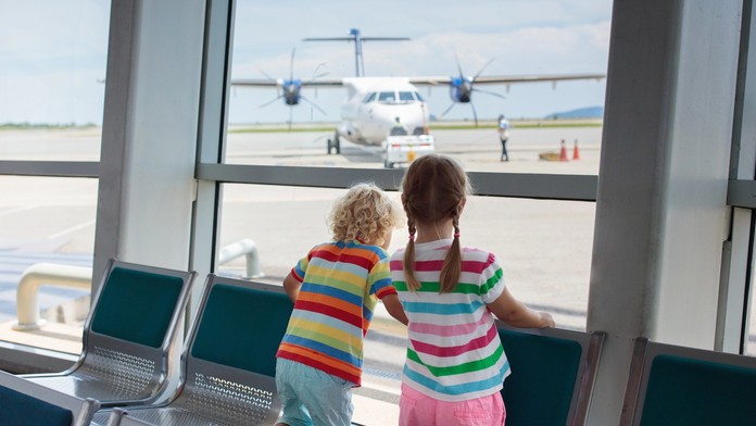 Deti na letisku, ilustračná snímka.