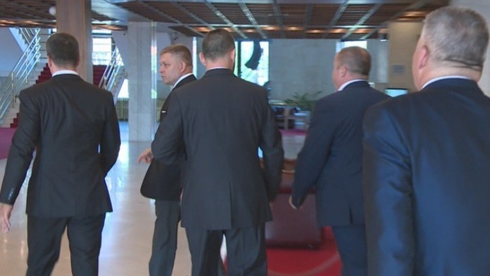 Kamión, ktorému migranti prerezali plachtu.