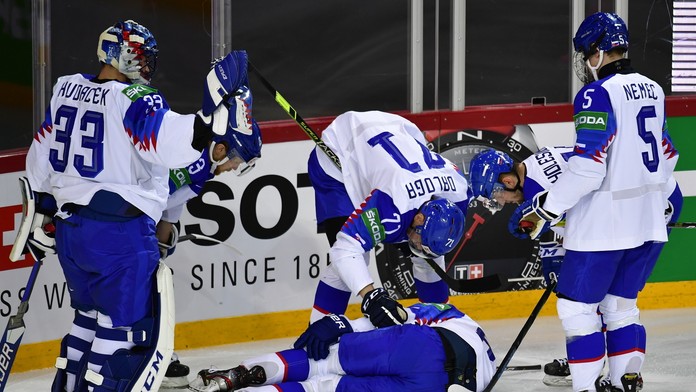 Českí hokejisti oslavujú jeden z gólov proti Veľkej Británii.