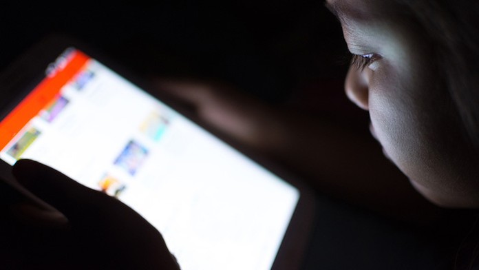 Dievčatko s tabletom.