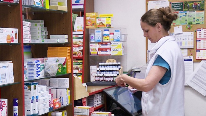 Lekárnička vydáva lieky pacientovi