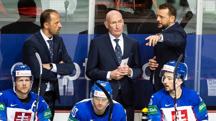 Na snímke slovenská striedačka, v strede hore zadumaný hlavný tréner Slovenska Craig Ramsay.