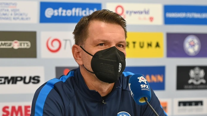 Štefan Tarkovič počas tlačovej konferencie pred kvalifikačným zápasom proti Slovinsku.