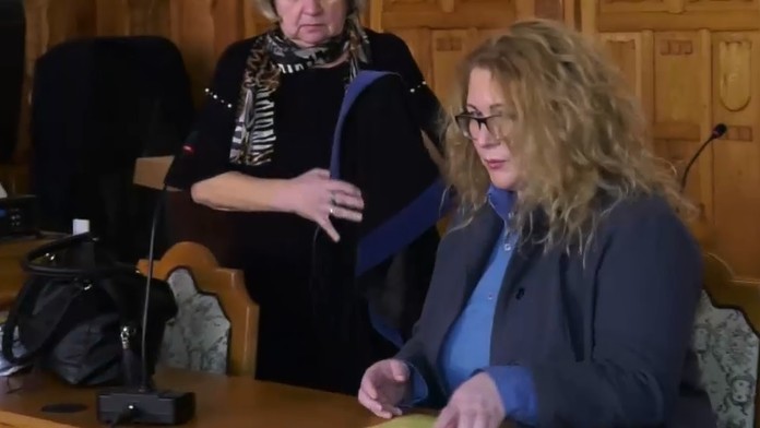 Na súd ju predviedli v putách.