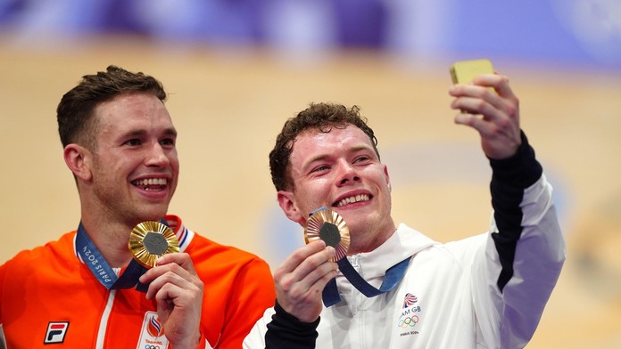 Jack Carlin sa teší z olympijskej medaily