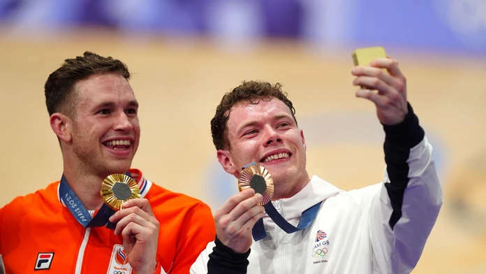 Jack Carlin sa teší z olympijskej medaily