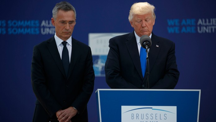Generálny tajomník NATO Jens Stoltenberg a prezident USA Donald Trump.