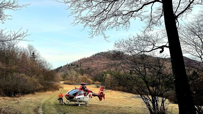 Dramatická nedeľa pri Trenčíne. Dvojica mužov narazila so štvorkolkou do stromu