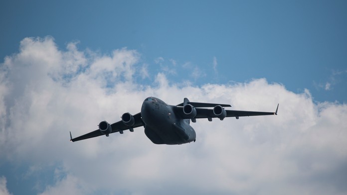 Tajná dodávka kľúčovej zbrane pre Ukrajinu: Pozornosť vzbudzuje záhadný let amerického vojenského lietadla do Poľska