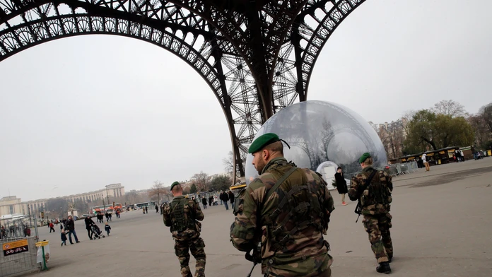 Francúzska armáda dohliada na bezpečnosť v uliciach Paríža