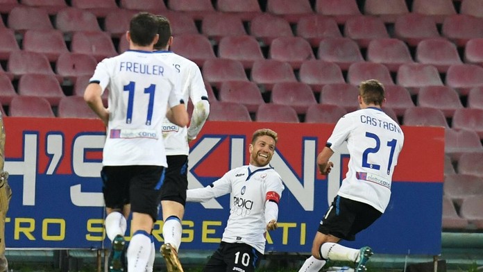 Alejandro Gomez (v strede) z Atalanty jasá po góle v pohári na pôde Neapola.