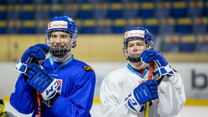 Juraj Slafkovský a Šimon Nemec na tréningu seniorskej reprezentácie.
