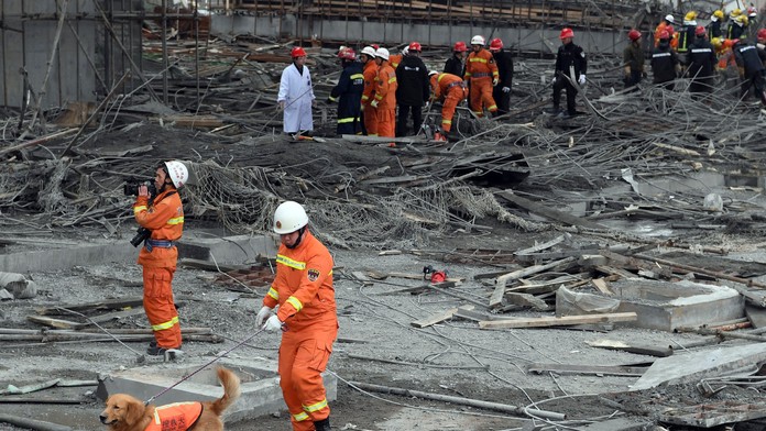 Záchranári pátrajú na mieste nešťastia.