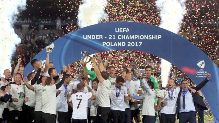 Nemeckí futbalisti a tréner Nemecka Stefan Kuntz sa tešia z titulu majstra Európy do 21 rokov.