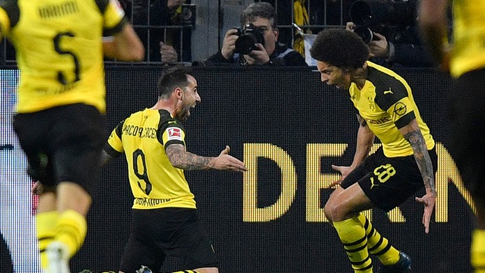 Futbalista Dortmundu Paco Alcacer (vľavo) sa teší po strelení víťazného góla 