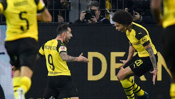 Futbalista Dortmundu Paco Alcacer (vľavo) sa teší po strelení víťazného góla 