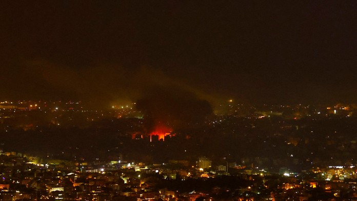 Dym stúpa po izraelskom leteckom útoku na oblasť na južnom predmestí Bejrútu 3. októbra 2024.