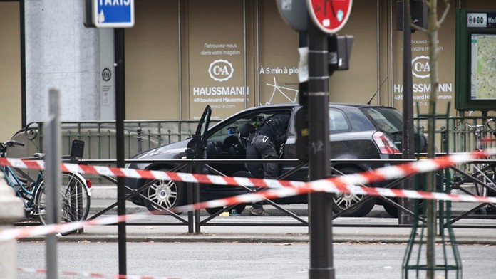 Jednu z najznámejších ulíc v Paríži uzatvorili kvôli možnému bombovému výbuchu.
