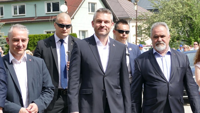Vľavo predseda Českomorovskej konfederácie odborových zväzov Josef Středula, uprostred predseda vlády Peter Pellegrini a vpravo 