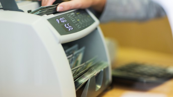 Muž v rukách polície.