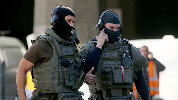 Špeciálne policajné jednotky zasahujú na hlavnej železničnej stanic v Kolíne nad Rýnom.