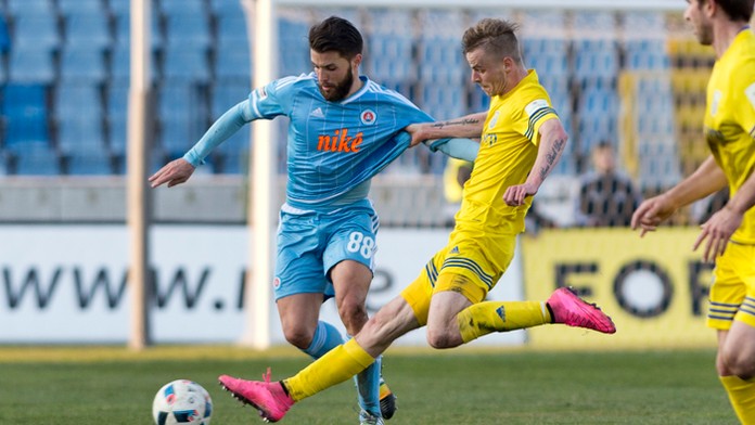 Vasileios Pliatsikas (Slovan) a vpravo Michal Hamuľak (Michalovce).