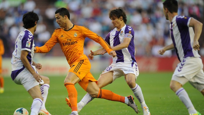  Futbalista Realu Madrid Cristiano Ronaldo (druhý vľavo) a hráči Valladolidu v zápase stredajšej dohrávky 34. kola španielskej P