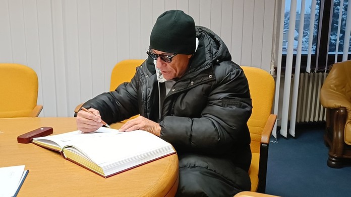 Nečakaná návšteva v Michalovciach. Svetoznámy herec sa v meste zastavil cestou z Ukrajiny