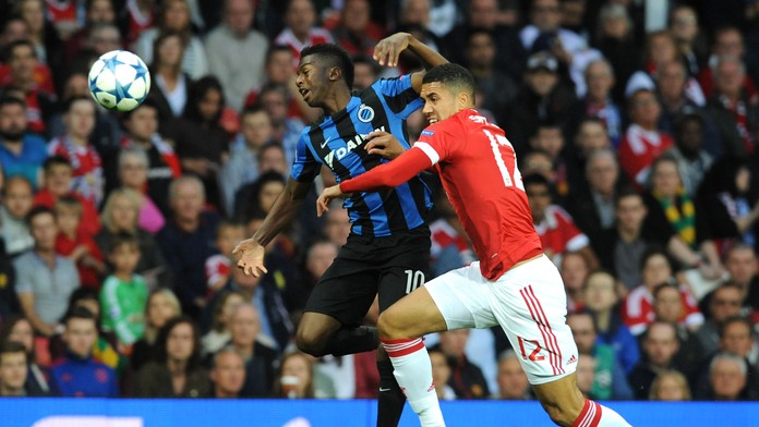 Na snímke vľavo hráč FC Bruggy Abdoulay Diaby, vpravo hráč United Chris Smalling