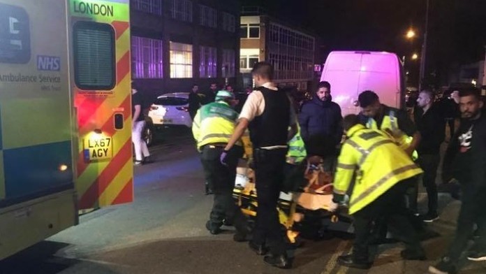 Auto vrazilo do davu ľudí v Londýne