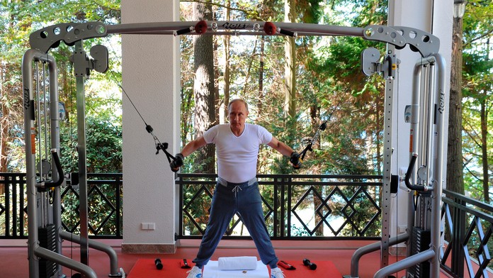 Putinovi klesá popularita. Nastal čas na divadielko