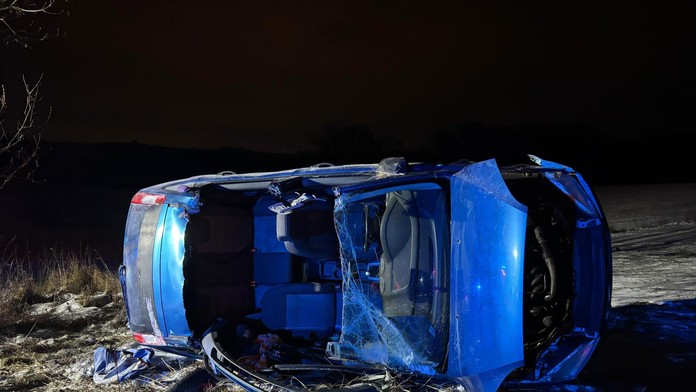 Hrdinský krok dievčatka z Česka. Po havárii svetlom privolalo pomoc zakliesnenej vodičke