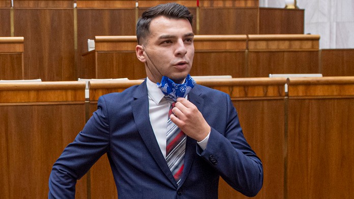 Turisti na brehu Lochnesského jazera.