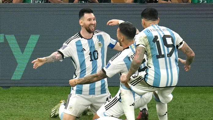 Francúzi podpisujú petíciu za zopakovanie finále MS vo futbale. Messiho druhý gól vraj nemal platiť