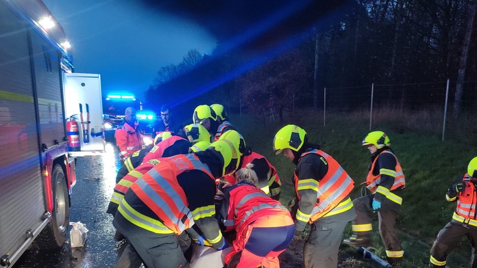 Hromadná nehoda pri Plzni. Vodič vošiel do protismeru, nasledovala tragická čelná zrážka