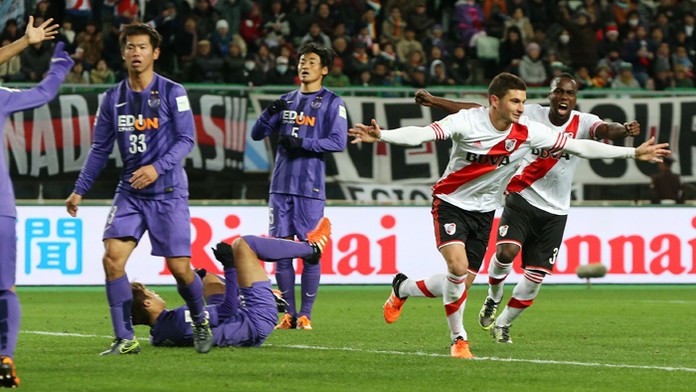 Hráč River Plate Lucas Alario (druhý zľava) sa teší po strelení gólu so súperovej siete na MS klubov.