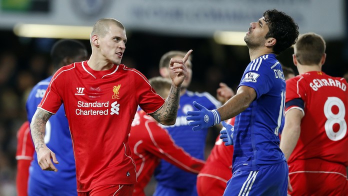 Slovenský stopér Liverpoolu Martin Škrtel gestikuluje po tom, ako ho fauloval hráč Chelsea Diego Costa