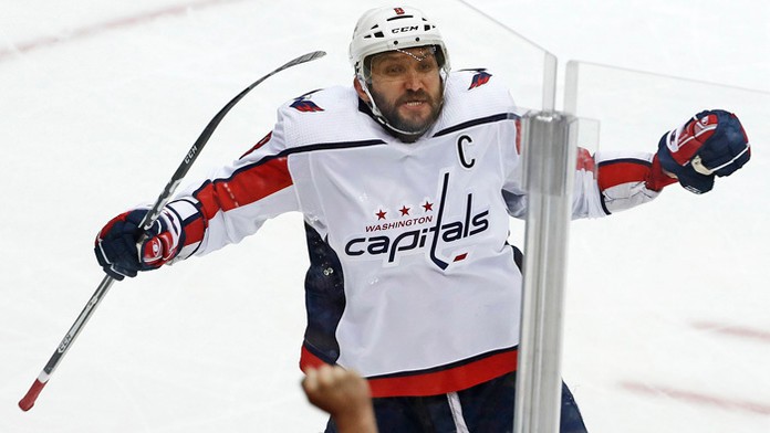Kapitán Washingtonu Capitals Alex Ovečkin sa teší po strelení víťazného gólu.
