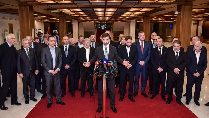 Policajti pred súdom, kde priviezli  troch pracovníkov v súvislosti s výbuchom v Prešove.