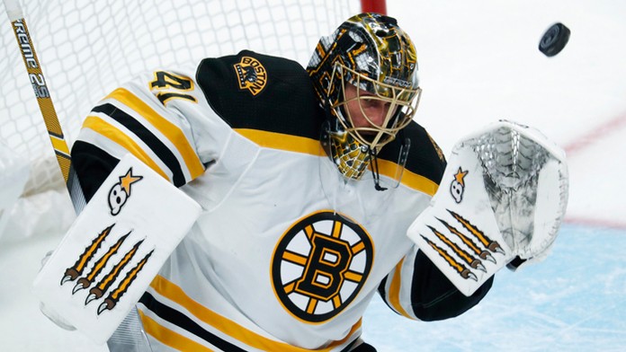 Gólman Bostonu Jaroslav Halák v dueli proti Coloradu.