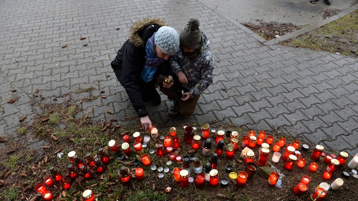 Ľudia zapaľujú sviečky počas pietnej spomienky