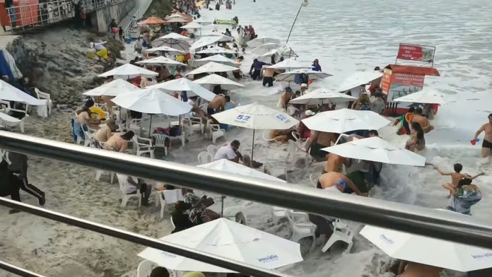 Na palube lietadla sa narodilo dievčatko. 