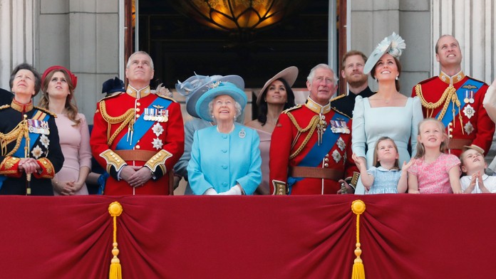 Britská kráľovská rodina na balkóne Buckinghamského paláca počas preletu kráľovskej letky