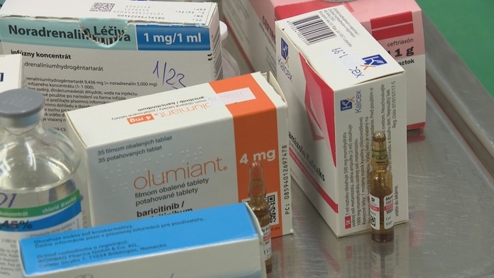 Covidoví pacienti sú liečení obrovským množstvom liekov.