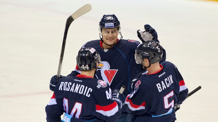 Radosť hráčov Slovana z gólu proti Medveščaku, sprava strelec gólu Patrik Bačík, Andrej Šťastný a Mislav Rosandič.