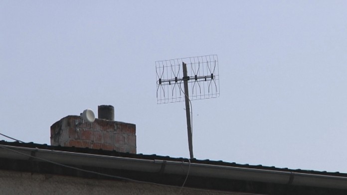 Muž zahynul pri nastavovaní antény.