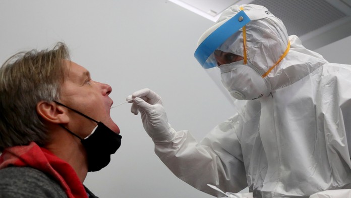 Nemeckí policajti prehľadávajú miesto, kde našli ľudské kosti.