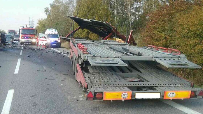 Pri obce Lieskovec sa čelne zrazil kamión s osobným autom.