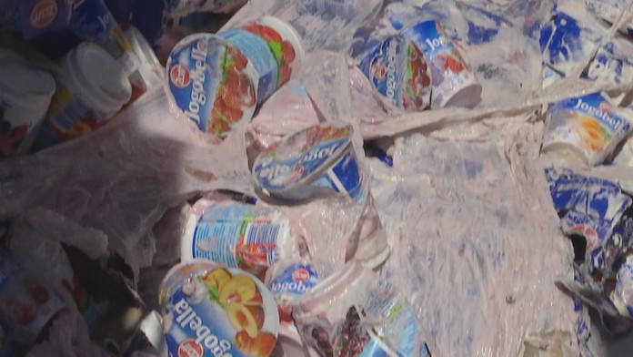 Havaroval kamión s jogurtami.