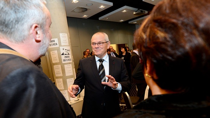 Milan Kňažko po príchode do centrály počas 1. kola volieb